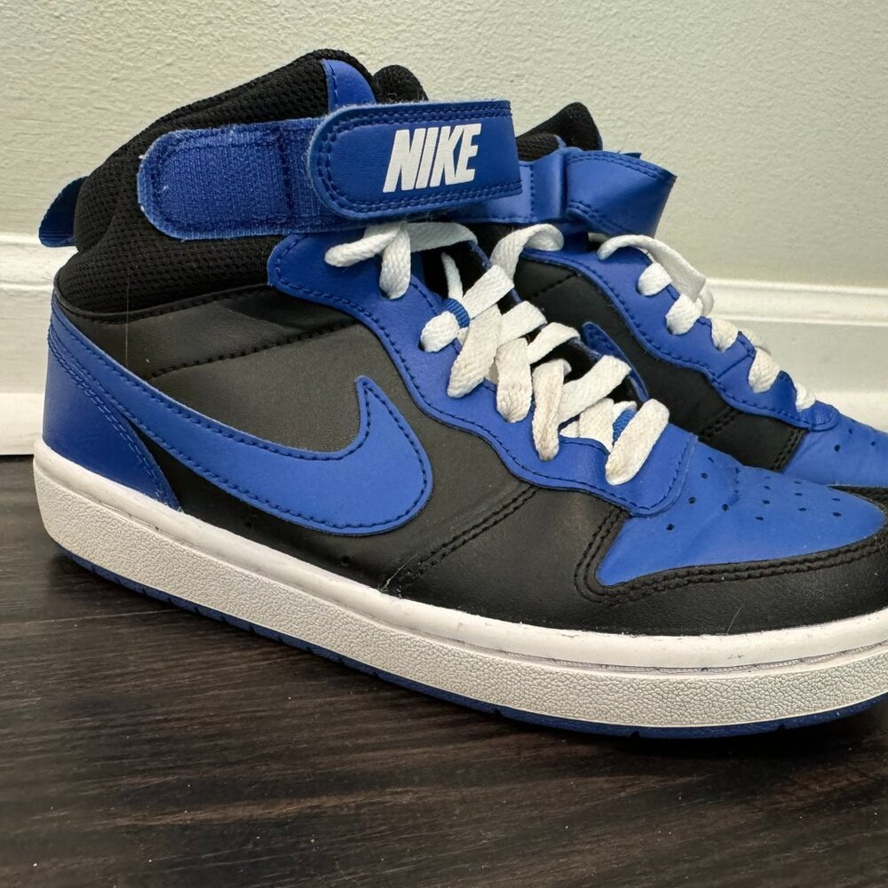 Nike High Top Black / Blue (Size 3.5Y)